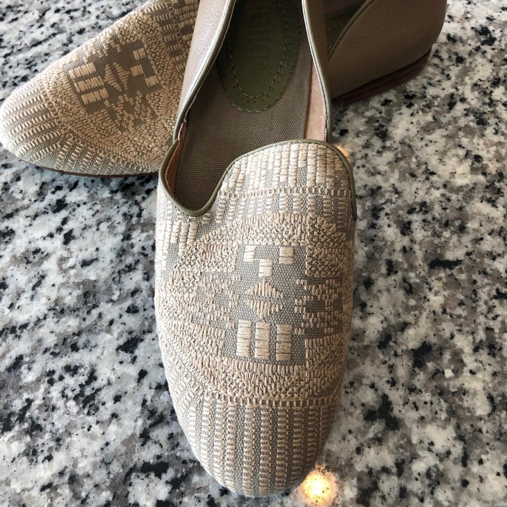Latigo Alba Beige NWOT SZ 9
